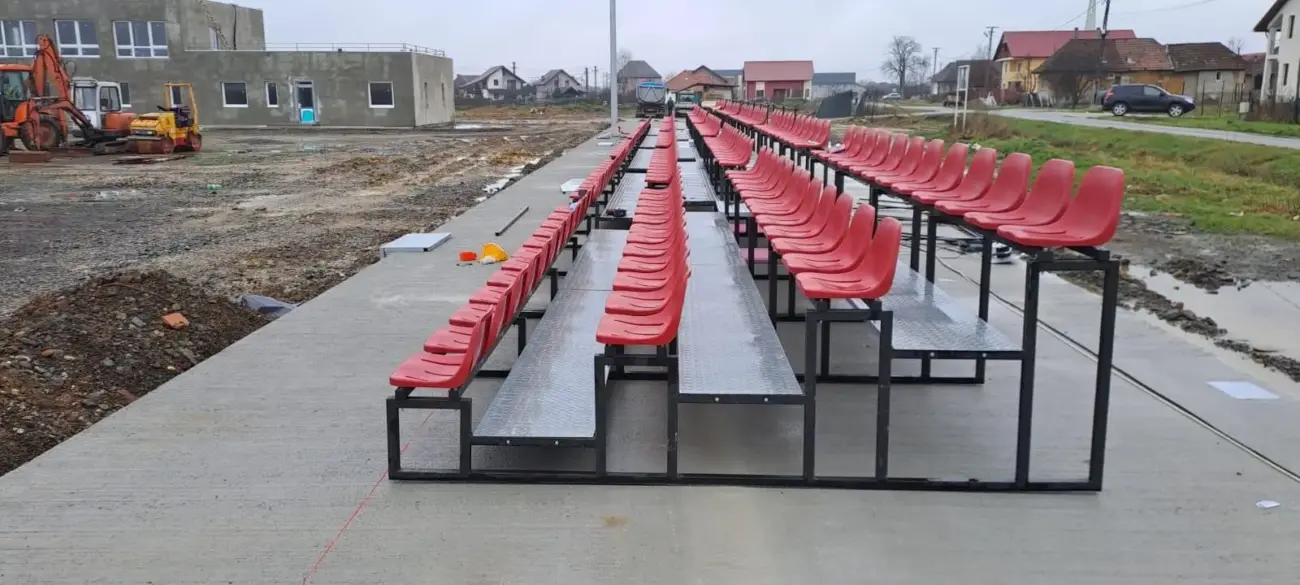 Tribuna con sillas